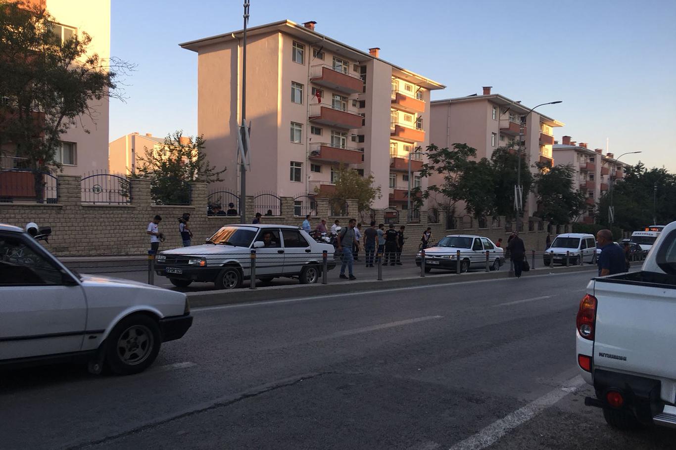 Elâzığ'da silahlı saldırı: Bir polis yaralı Elâzığ'da silahlı saldırı: Bir polis yaralı
